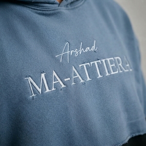 Sudadera con capucha personalizada para hombre, azul y negro, con lavado ácido, bloques de color, mangas a rayas, estilo vintage, streetwear, forro polar, top. - Product Image 4
