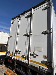 Camioneta Refrigerada ISUZU ELF Usada en Buenas Condiciones, Híbrida, con Funcionamiento Más Suave - Product Image 2