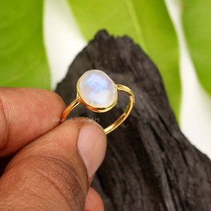 Belle bague en pierre de lune arc-en-ciel 8x10mm forme ovale en argent sterling 925 plaqué or 18 carats éternité vermeil fabricant en gros - Product Image 4