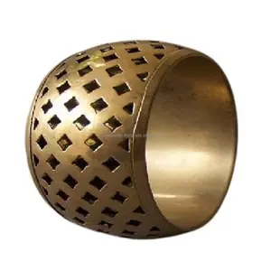 Servilletero de latón fundido a mano e impreso hecho en India, vajilla con temática floral, regalo artesanal de Metal elegante - Product Image 1