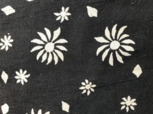 Tissu imprimé à la main 100% coton, base noire, motif floral Buti blanc |   Vente en gros à Jaipur - Product Image 3