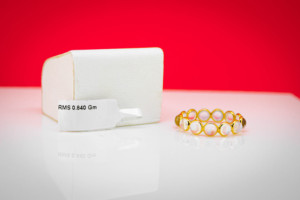 Anillo de Eternidad de Piedra Lunar Arcoíris Natural en Oro Amarillo Sólido de 18K con Cabujón Redondo y Engaste de Bisel, Piedra de Nacimiento de Junio - Product Image 4