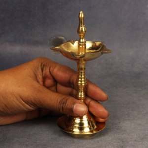 Lámpara Diya de Latón Kerala Fancy Small Nilavilakku para Pooja, Regalos y Decoración del Hogar - Product Image 1