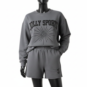 Conjunto de Sudadera y Pantalones Cortos de Felpa de Algodón y Poliéster Premium para Mujer, Diseño con Panel de Logotipo de Pedrería - Product Image 1