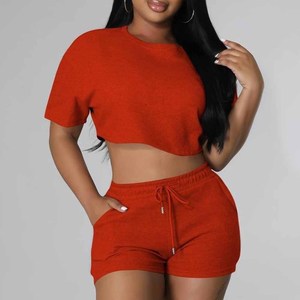 Ensemble de survêtement 2 pièces pour femme avec logo personnalisé, haut court à manches courtes et short, idéal pour le sport et les loisirs - Product Image 5
