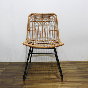 Chaise de salle à manger moderne en rotin naturel imperméable avec pieds en métal noir robustes pour usage extérieur en villa – Offre spéciale - Product Image 2