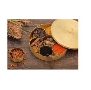 Boîte à épices en laiton avec un magnifique motif Mandala et une fabrication artisanale complexe, idéale pour la décoration de la cuisine. - Product Image 3