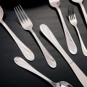 Ensemble de couverts en acier inoxydable au design classique |   Vaisselle intemporelle pour tables traditionnelles et modernes - Product Image 5