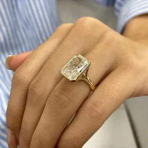 แหวนเพชรทรงรัศมี 6 กะรัต ได้รับการรับรองจาก IGI เพชรเพาะเลี้ยงในห้องปฏิบัติการ ตัวเรือนทองคำขาว 14k - Product Image 1