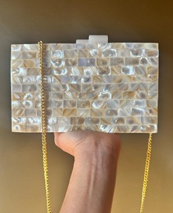 Sac à main personnalisé en MOP fait main par ILAHI, avec chaîne, bandoulière, pour un usage quotidien, motif noir et blanc - Product Image 1