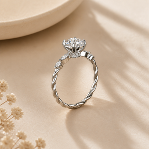 Anillo de Compromiso con Banda Trenzada y Diamante Moissanite de Corte Redondo de 1 Quilate en Oro Blanco |   Anillo de Compromiso Minimalista con Solitario para Mujer - Product Image 3