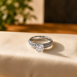 Anillo de Aniversario Chapado en Oro Amarillo con Diamante Solitario de Corte Brillante y Moissanita para Mujer - Product Image 4