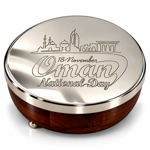 Caja de Chocolate con Diseño del Día Nacional de Omán, Grabada en Madera y Metal, para Eventos y Regalos Premium, Tamaños y Colores Personalizados Disponibles Aquí - Product Image 1