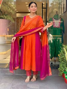 Ensemble de robe Anarkali traditionnelle pour femmes en Mul Chanderi de qualité supérieure avec broderie dorée à la main et bracelet assorti pour toutes les saisons - Product Image 1