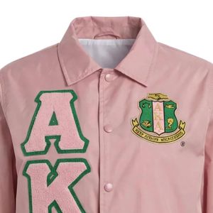 เสื้อแจ็คเก็ตโค้ชสีชมพูสำหรับผู้หญิง ปักลายตราสัญลักษณ์ ตัวอักษร ดีไซน์กระดุมด้านหน้า เสื้อคลุมลำลองแฟชั่น แขนยาว สตรีทแวร์ - Product Image 5