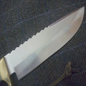 Cuchillo de Caza Bowie de Acero Damasco con Empuñadura de Hueso Bicolor, Hoja Recta de 12 Pulgadas, Grado Industrial, Venta al por Mayor A&M ENTERPRISES - Product Image 3