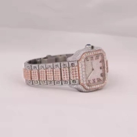 Montre-bracelet de qualité supérieure avec bracelet marron, cadran carré, mouvement à quartz analogique et détails en diamant de qualité supérieure
