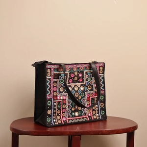 Sac fourre-tout en tissu brodé à la main, de qualité supérieure, de la marque Lemon Capri, fabriqué directement par un artisan indien, pour femmes, par Whimsy Art Craft. - Product Image 4