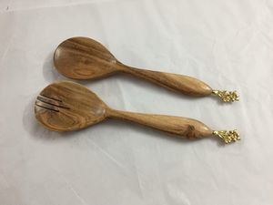 Ensemble cuillère et fourchette à salade en bois avec manche sculpté, ustensiles de cuisine en bois naturel faits à la main pour mélanger, saupoudrer et servir - Product Image 3