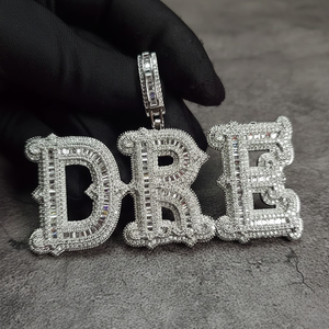 Colgante personalizado con letras incrustadas de diamantes de moissanita en plata de ley 925, estilo hip hop, joyería llamativa. - Product Image 1