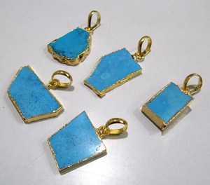 Pendentif en turquoise naturelle de haute qualité, forme libre, magnésite, boucle simple avec bord électroplaqué or, environ 1 pouce - Product Image 1
