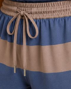 ชุดนอนผ้าซาตินลายทางสีฟ้าอมเทาและสีน้ำตาลอมเทาสำหรับผู้หญิง เสื้อกล้ามแขนกุดพร้อมกางเกงขาสั้นเอวยางยืด ชุดนอนหรูหรา - Product Image 5