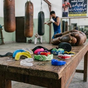 แผ่นป้องกันฟันกัดสำหรับผู้ใหญ่ MMA วัสดุ EVA ปรับแต่งโลโก้ได้ ป้องกันการนอนกัดฟัน ป้องกันการนอนกรน ขนาด L ใช้ได้ทุกฤดู - Product Image 2