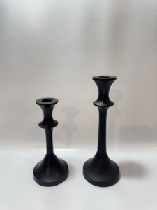 Ensemble de 2 bougeoirs modernes en aluminium noir mat, avec base en piédestal évasée, pour bougies coniques, centre de table minimaliste - Product Image 1