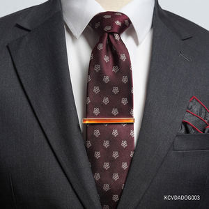 Un elegante clip para corbata chapado en oro de 18 quilates para hombre con piedras preciosas facetadas de ágata roja Fengshui (KCVDADOG003) de la colección Tinh Vu. - Product Image 3