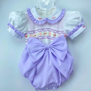 Colección de Flores de Verano - Mono Personalizado con Cuello Peter Pan Bordado, Mangas Abullonadas y Ribete de Encaje, Body de Algodón para Bebés - Product Image 1