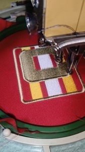 Patch brodé lettre C avec étoiles, design rouge et or pour vestes femme - Product Image 5