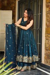 Conjunto de Lehenga Anarkali Azul Bordado en Oro con Lentejuelas y Dupatta de Resham, Sin Mangas, Traje Tradicional Indio para Bodas y Diwali - Product Image 4