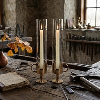 Portavelas de Hierro Fundido Vintage con Cristal Tipo Huracán para Velas Cónicas, Juego de 2 Portavelas Artesanales con Asa y Protección Contra el Viento