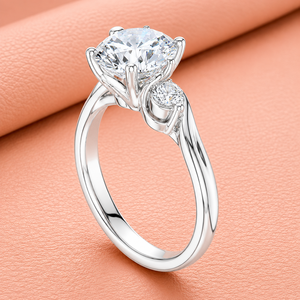 Bague de fiançailles élégante à trois pierres en moissanite taille ronde, en argent sterling 925, bijoux fins pour femme - Product Image 3