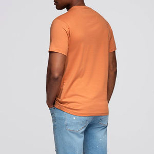 เสื้อยืดผู้ชายทรงเข้ารูป ระบายอากาศได้ดี เป็นมิตรกับสิ่งแวดล้อม ปี 2026 คุณภาพดีที่สุด พร้อมพิมพ์โลโก้ตามสั่ง สีพื้นเรียบ ราคาถูก - Product Image 2