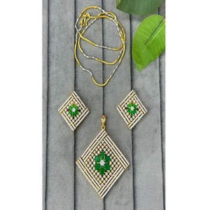 Hermoso Collar con Colgante de Zirconia y Latón Chapado en Oro de Primera Calidad para Mujer, Colección para Bodas y Fiestas, Estilo Hindú - Product Image 1
