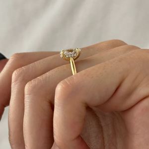 Anillo de Compromiso Solitario de Diamante Cultivado en Laboratorio de Corte Ovalado de 2 Quilates, Oro de 14K, Elegante Joya de Boda, Regalo para Ella - Product Image 2