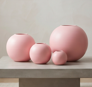 Ensemble de 2 vases ronds en métal rose mat, décoratifs, parfaits pour la décoration de table, les coins de bureau ou les arrangements de mariage. - Product Image 4