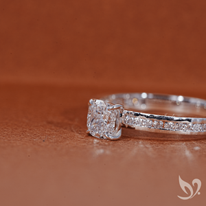 Bague de promesse en or blanc 10K avec diamant de laboratoire taille coussin allongé 0,5 carat, sertie pavé, certifiée IGI - Product Image 2