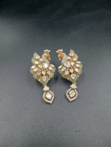 Boucles d'oreilles pendantes tendance en forme de fleur plaquées or 24 carats de luxe avec serti clos pour femme, bijoux de mariage - Product Image 4