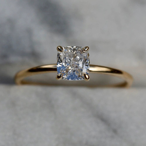 แหวนหมั้นเพชรทรงคุชชั่น 1 กะรัต ชุบทองคำขาว 14K ดีไซน์เรียบหรู รับรองโดย IGI วงแหวนเดี่ยวขนาด 1.6 มม. ของขวัญสำหรับผู้หญิง - Product Image 1