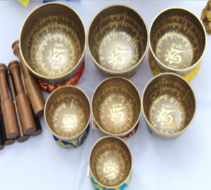 Juego de cuencos tibetanos de latón tallados con el símbolo de los siete chakras, con cojines, disponible a precios de mayorista. - Product Image 3