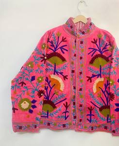 Veste matelassée de luxe en velours pour femme avec col mandarin Suzani – Broderie botanique colorée sur mesure cousue à la main - Product Image 3