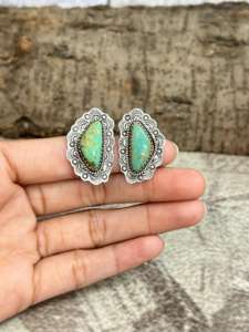 Impresionante anillo de compromiso con corte de cojín tipo trilogía, con un diamante central de 1+ quilates y piedras laterales en forma de pera, en oro de 18 quilates y platino. - Product Image 5