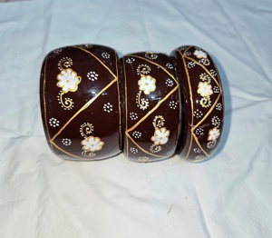Conjunto de Brazaletes de Resina Hechos a Mano, Diseño Floral en Negro y Dorado, Pieza de Joyería Pintada a Mano, Arte Coleccionable, Artesanía de la India - Product Image 5