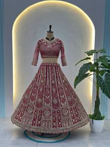 La elegancia se une a la tradición: el color del mehndi combinado con una dupatta multicolor bellamente bordada, perfecta para ocasiones festivas. - Product Image 2