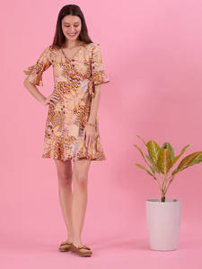 ชุดเดรสทรงเอพิมพ์ลายดอกไม้สีเหลือง คอวี แขนพองสามส่วน ชายกระโปรงระบาย ความยาวปานกลาง เอวทรงธรรมชาติ ผลิตจากผ้าจอร์เจตที่เป็นมิตรต่อสิ่งแวดล้อม - Product Image 2