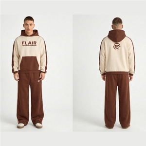 Conjunto Deportivo Minimalista en Tonos Tierra con Logotipo Personalizado para Hombre, Sudadera con Paneles en Contraste Marrón Crema y Pantalones Anchos de Felpa de Algodón Grueso - Product Image 5