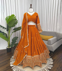 Lehenga Choli de satén verde tradicional de diseño indio, pakistaní y japonés con falda de 3.5 metros con cancan para fiestas de Diwali y bodas. - Product Image 3