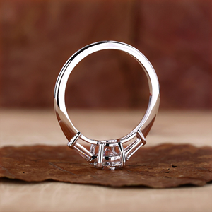 Bague de fiançailles en diamant rond 1 carat, bague solitaire en or blanc avec diamants baguette effilés pour femme - Product Image 3